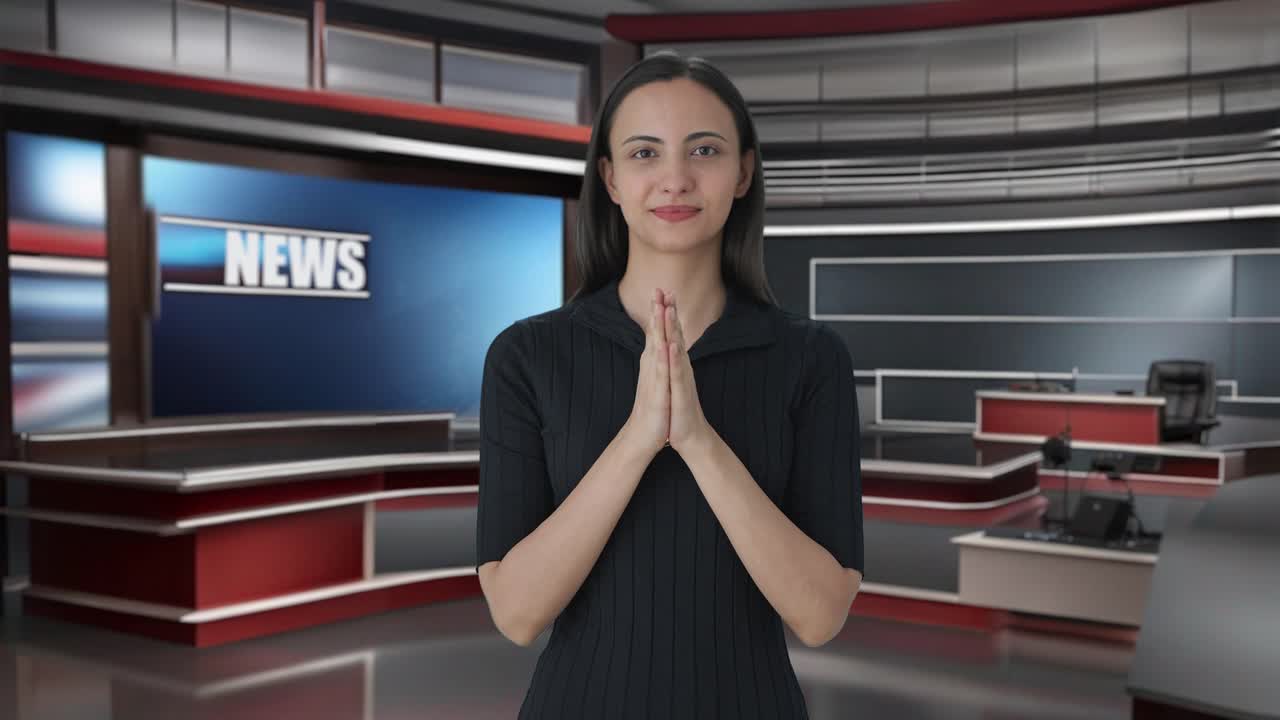 feliz presentadora de noticias india haciendo namaste