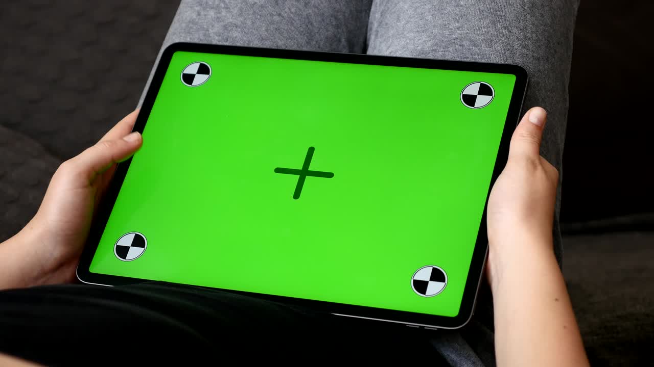 크로마 키 태블릿 스크린은 4k 영상 속의 트래킹 마커를 가지고 있습니다.