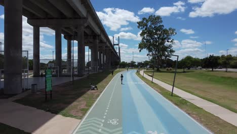 una joven con tu scooter disfruta de la soleada mañana en el parque.