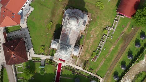 monasterio de mileševa en serbia, arquitectura tradicional vista aérea de arriba hacia abajo