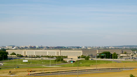 el departamento de defensa de los estados unidos, conocido como "el pentágono", ubicado en arlington, virginia, como se ve en una tarde de verano