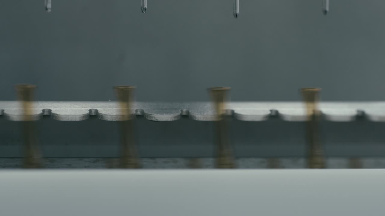 machine with rods that fills bottles with medication in industrial doses, ensuring precise and efficient production.