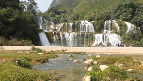 Menschen-Genießen-Den-Wunderschönen-Cao-Bang-Wasserfall-In-Vietnam-An-Der-Chinesischen-Grenze