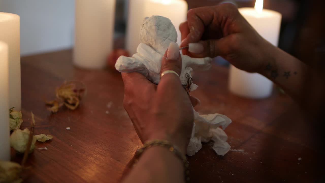 la creación de una muñeca vudú; ritual vudú