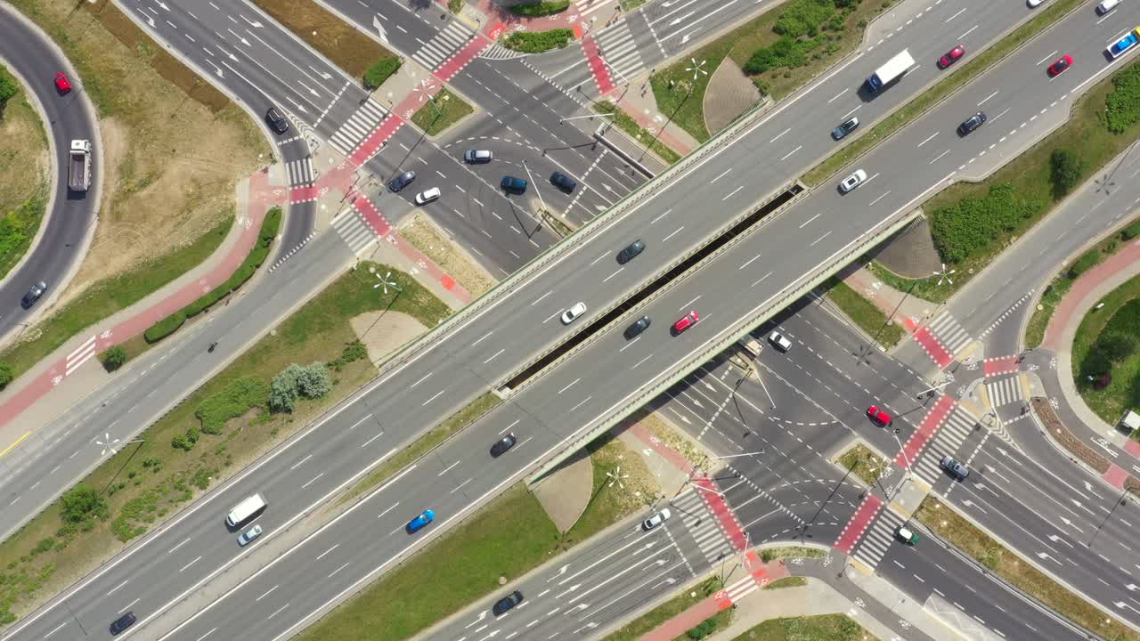 자동차와 트럭이 움직이는 고속도로 안테나 4k 4 차선 지역 도로 교통 운송 차량 양방향을 운전하는 새 눈 위