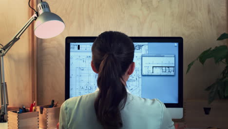mujer que trabaja en el hogar, oficina, planos arquitectónicos