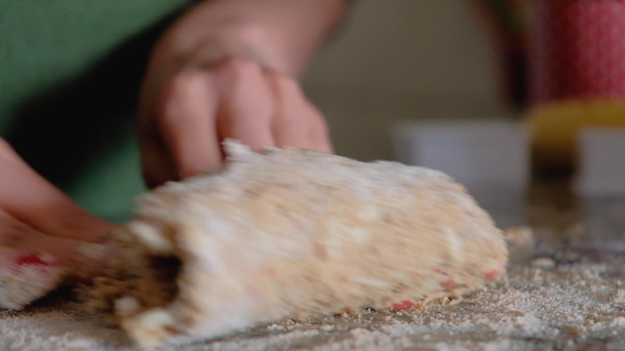 두 손으로 조리대에 사과와 양귀비 달콤한 반죽을 반죽하는 여자