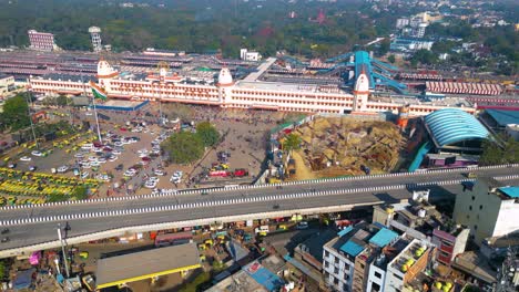 Vista-Aérea-De-La-Estación-De-Tren-De-Varanashi,-Estación-De-Tren-Con-Vista-De-Drones