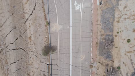 camino roto en ciudad abandonada
