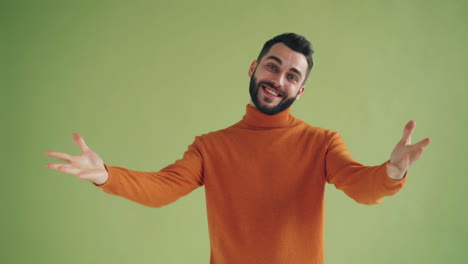 hombre feliz celebrando