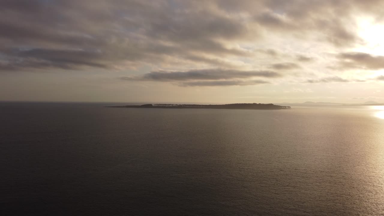 dron de 4k 30fps volando hacia la puesta de sol, volando sobre el mar - tiro de muñeca
