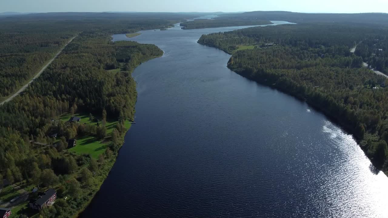 воздушный дрон выстрелил над рекой в исландии