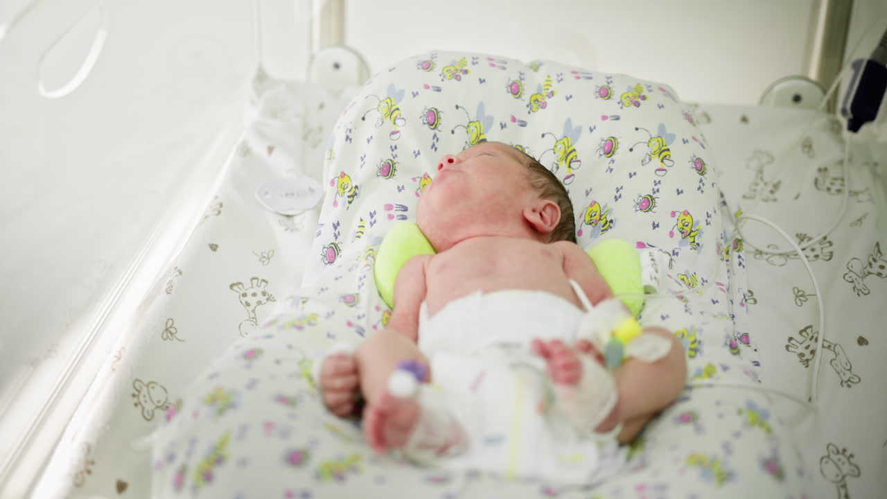Neonato nel nido dell'ospedale