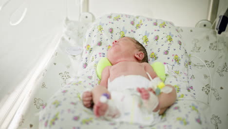 bebé recién nacido en la guardería del hospital