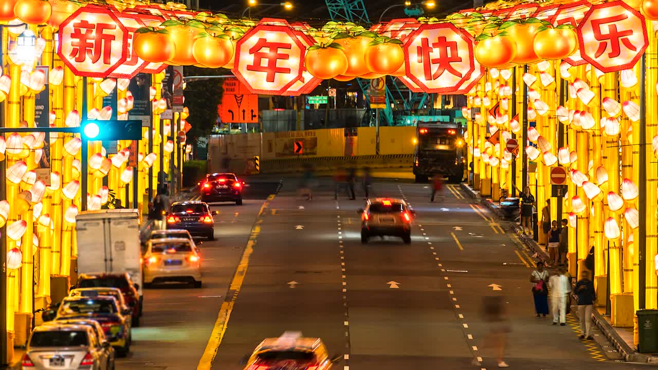 4k. lapso de tiempo en la carretera de chinatown por la noche de singapur