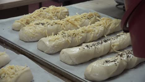 Una-Panadería-También-Panadería-O-Panadería-Es-Un-Establecimiento-Que-Produce-Y-Vende-Alimentos-A-Base-De-Harina-Horneados-En-Un-Horno,-Como-Pan,-Galletas,-Pasteles,-Pasteles-Y-Tartas