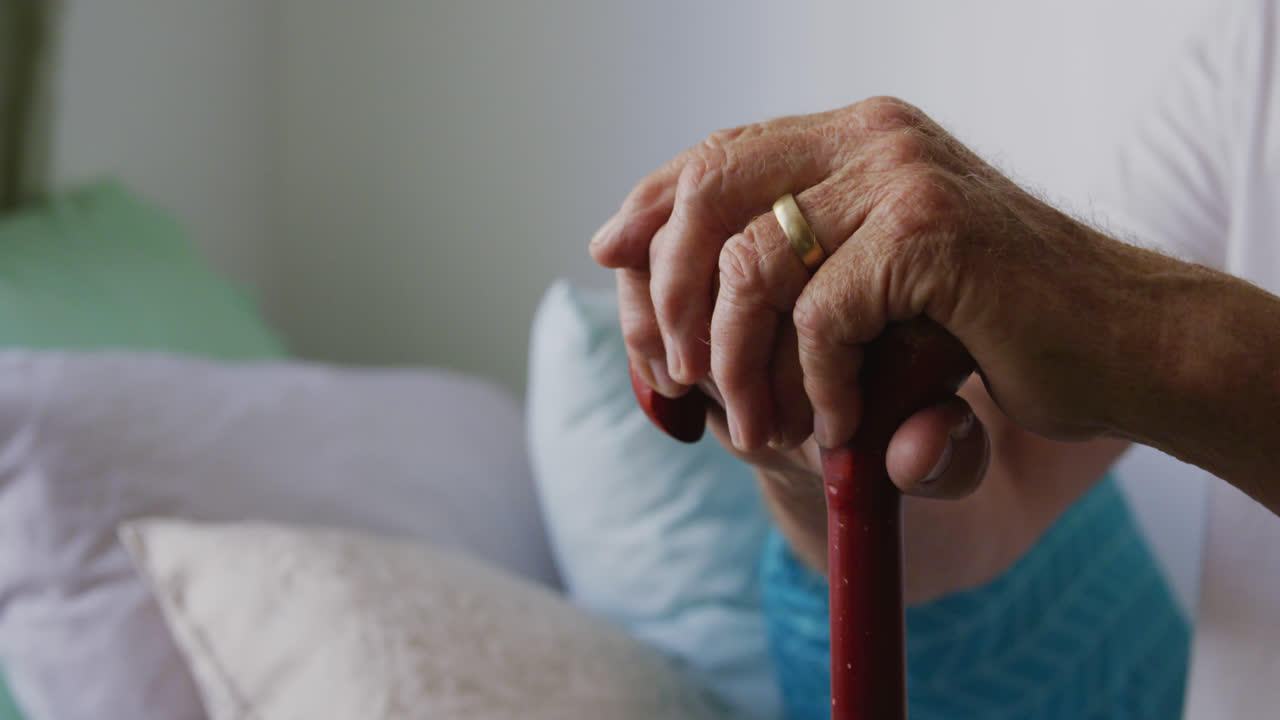 노인 가정의 방에서 사회적 거리를 지키는 고령자