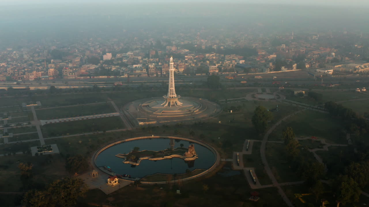 Vista Aérea del Parque Greater Iqbal al Amanecer en Lahore, Pakistán - toma aérea con dron