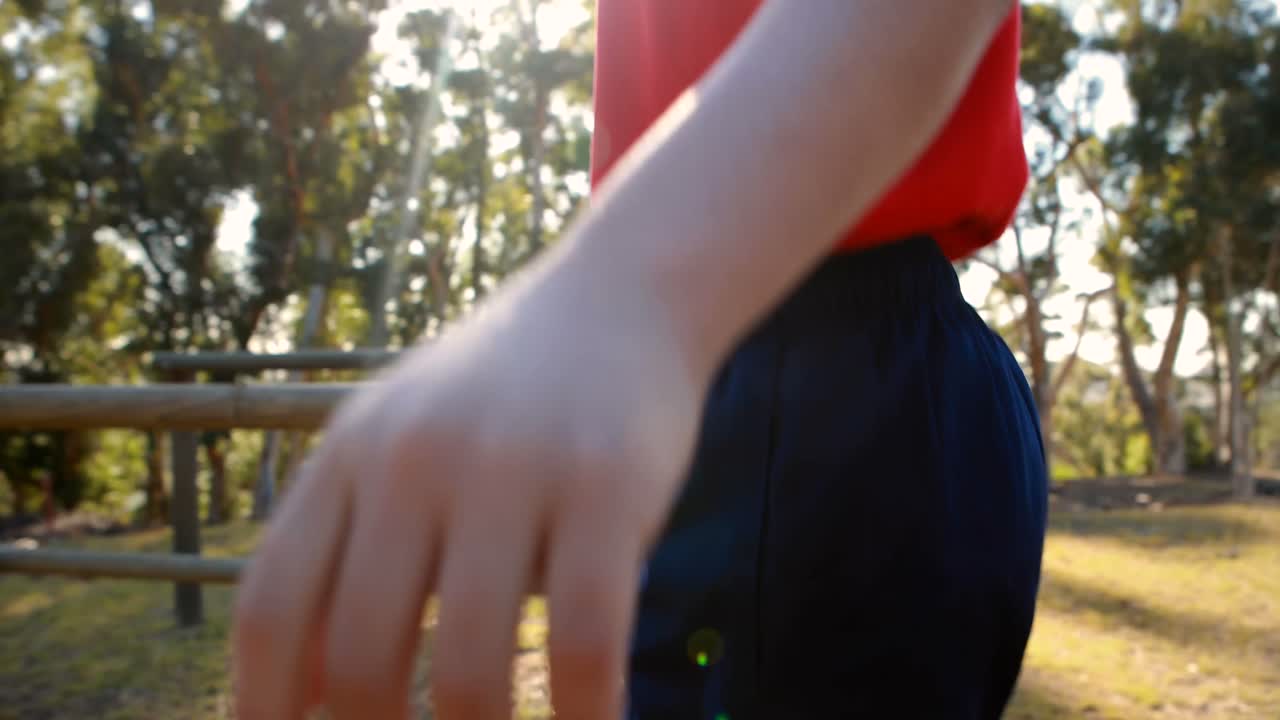niño decidido caminando sobre un obstáculo