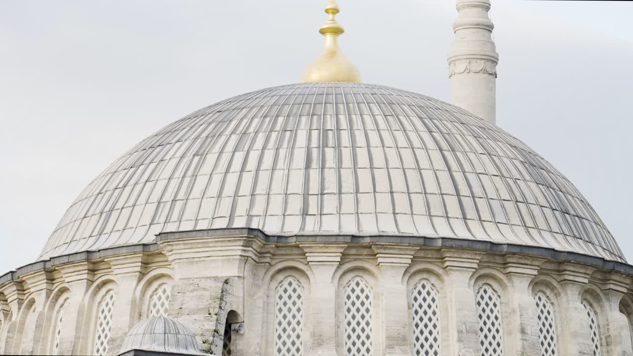 cúpula blanca del templo musulmán. acción. primer plano de la hermosa cúpula branca del templo en turquía. fe musulmana y templos