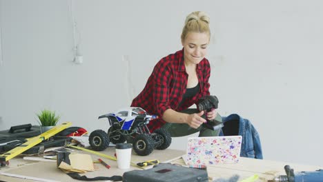 Frau-Mit-Ferngesteuertem-Auto-Mit-Laptop