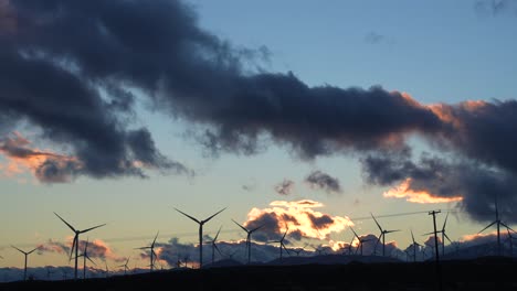 Turbinas-Eólicas-En-El-Desierto-De-Mojave-Girando-Y-Generando-Energía-Ambientalmente-Limpia-Al-Atardecer---Lapso-De-Tiempo-De-Gran-Angular