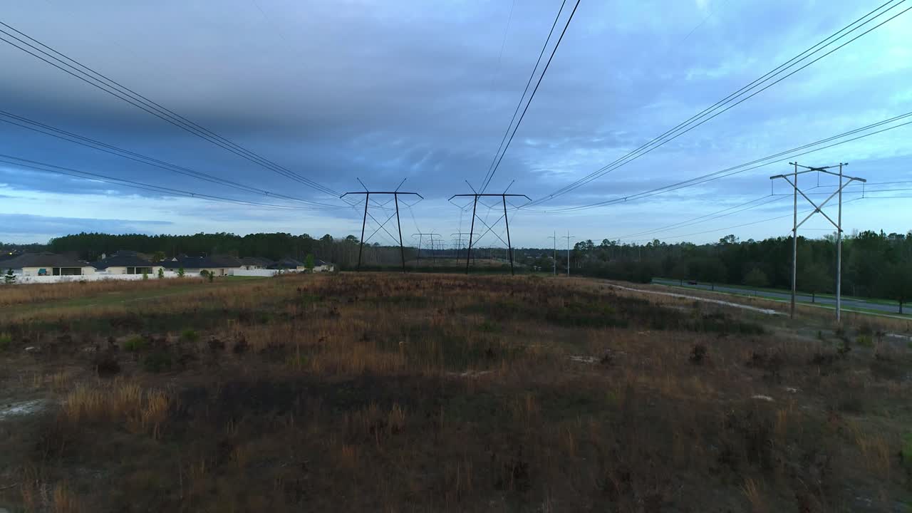 volando entre líneas eléctricas de alto voltaje en las zonas rurales de florida