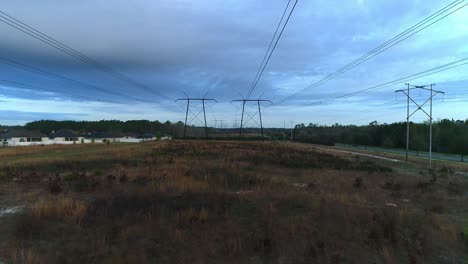 Volando-Entre-Líneas-Eléctricas-De-Alto-Voltaje-En-Las-Zonas-Rurales-De-Florida