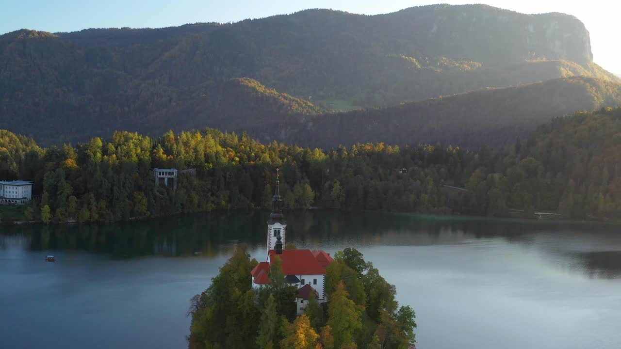 Inquadratura rivelatrice con drone della Chiesa del Pellegrinaggio dell'Assunzione di Maria, Slovenia
