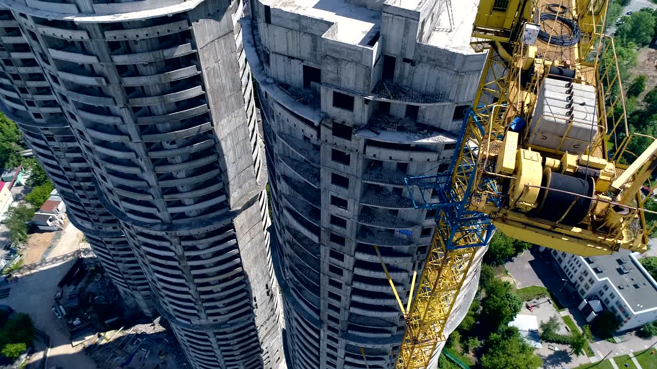tres torres de construcción inacabadas en una zona residencial.