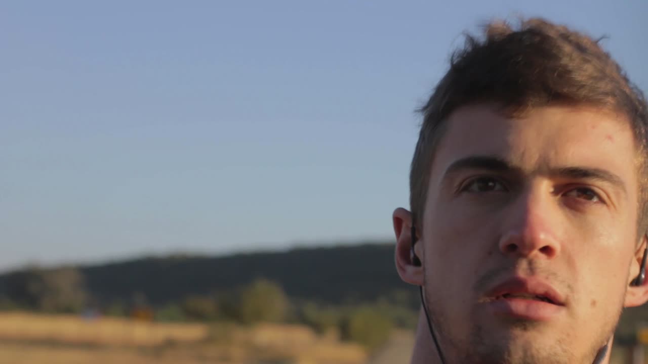 primer plano de un hombre corriendo hacia la cámara