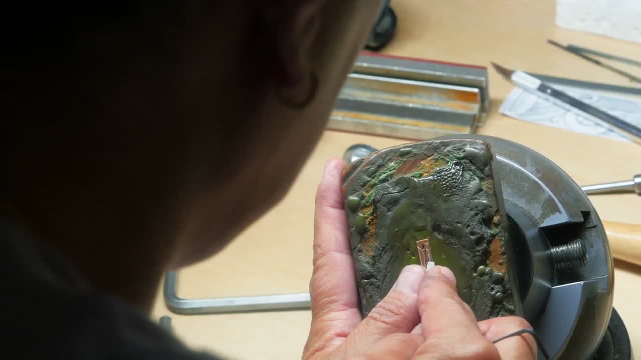 artesana que trabaja en un taller