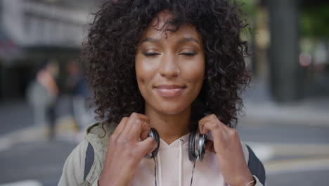 retrato de una mujer afroamericana sonriendo confiada disfrutando del estilo de vida urbano satisfacción joven estudiante negra en la calle de la ciudad fondo serie de personas reales