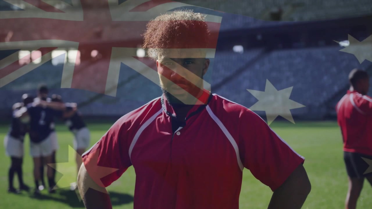 Rugby-spiller senker blikket på banen etter at et overlegg med australsk flagg tones inn, noe som fremhever fokus.