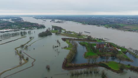 Inundaciones-Alrededor-Del-Río-Waal-Y-El-Castillo-Medieval-De-Loevestein,-Powderoijen