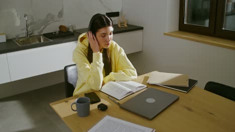 estudiante estudiando en casa en la cocina