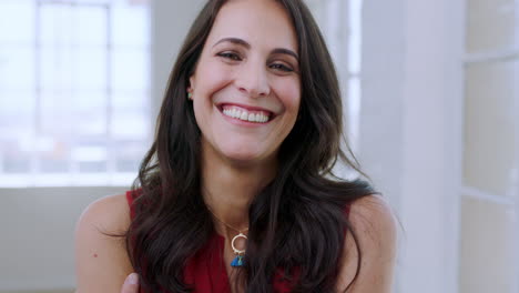 feliz, riendo y la cara de una mujer de negocios