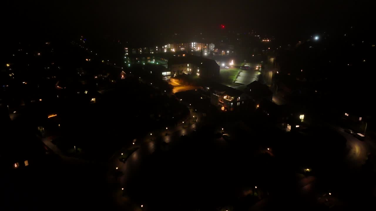 vuelo de drones sobre el barrio de iluminación en la ciudad estadounidense por la noche. día de niebla y lluvia en invierno.
