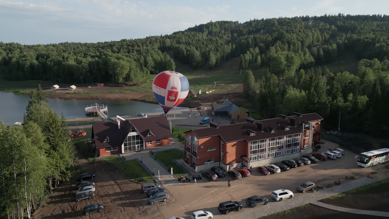globo de aire caliente sobre un balneario de montaña