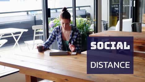 animación de un cartel de distancia social sobre una mujer caucásica trabajando y tomando su desayuno