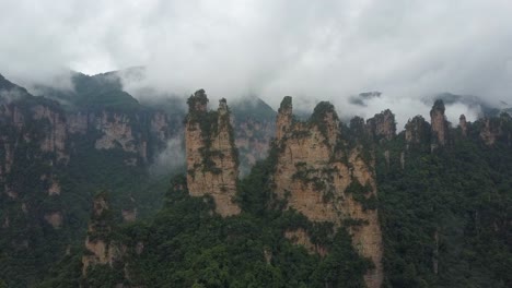 Rising-aerial-view-of-rock-spires-in-Zhangjiajie-Park,-Hunan-China