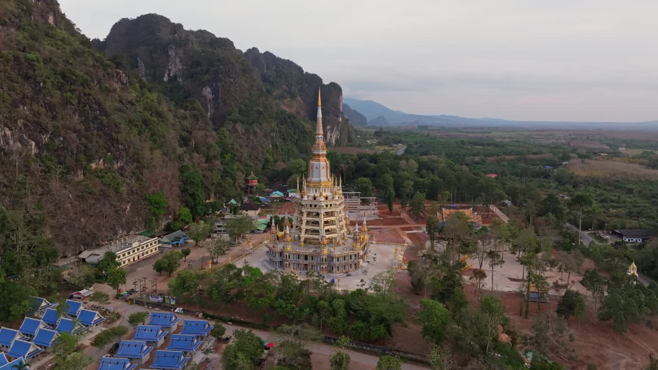 Bình minh thiêng liêng trên tượng Phật khổng lồ tại đỉnh đồi Chùa Hang Hổ, Thái Lan