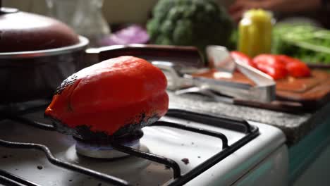 pimiento rojo asado en la estufa en la cocina
