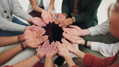 grupo, palma o manos en círculo para el apoyo