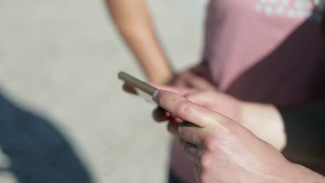 una foto de cerca de las manos masculinas usando un teléfono inteligente.