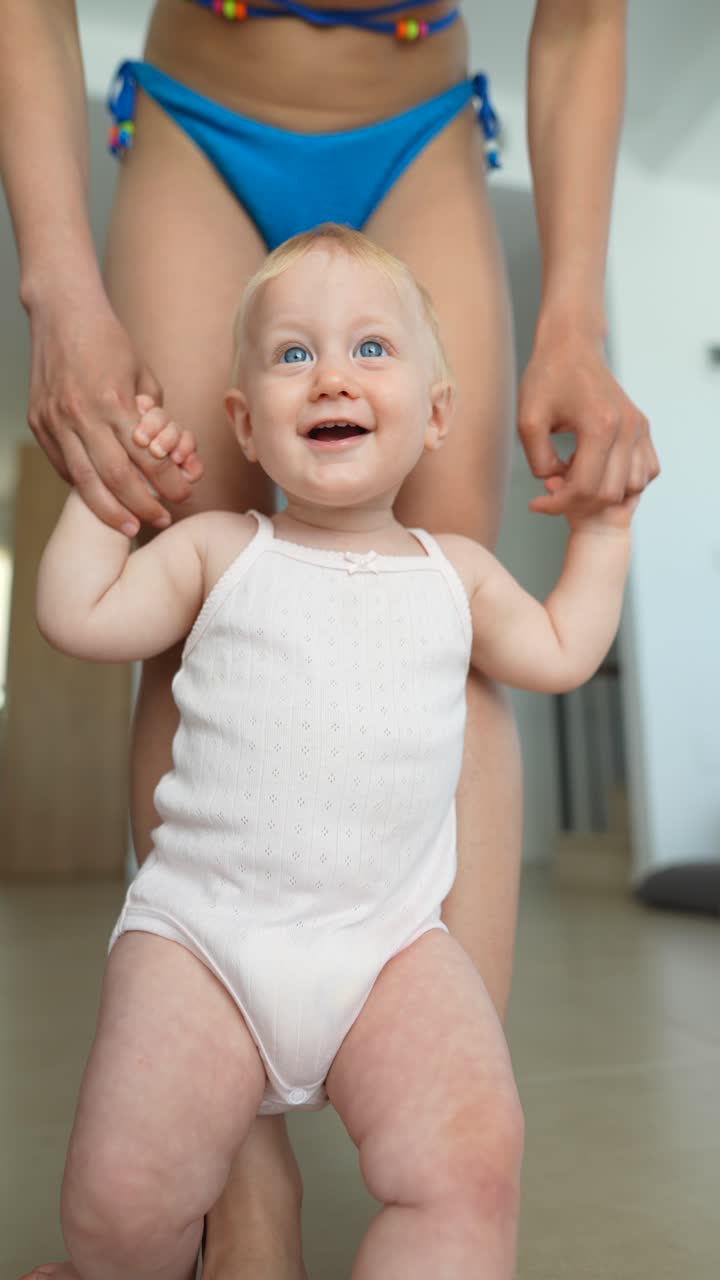 el bebé aprende a caminar con la madre