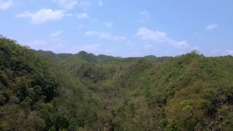 Volar-Sobre-El-Valle-Entre-Colinas-Y-Bosques