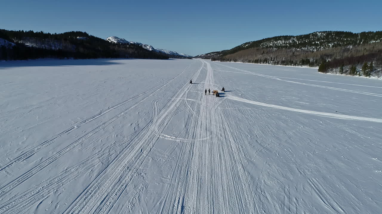 나무에 눈이 있는 아름다운 화창한 날 얼음 디저트에 서 있는 사람들의 공중 촬영