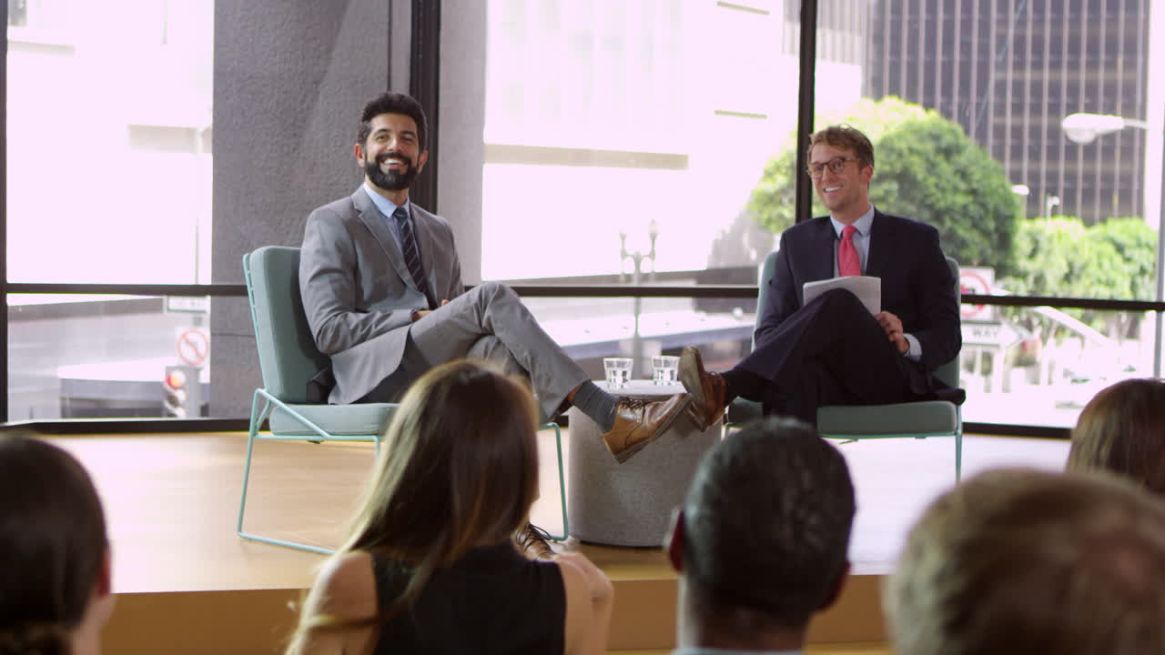 비즈니스 세미나에서 남자 강연자가 관객의 질문을 받아 r3d로 촬영되었습니다.