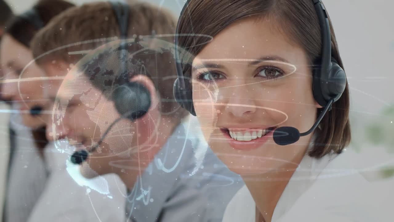 mujer que trabaja en un centro de llamadas